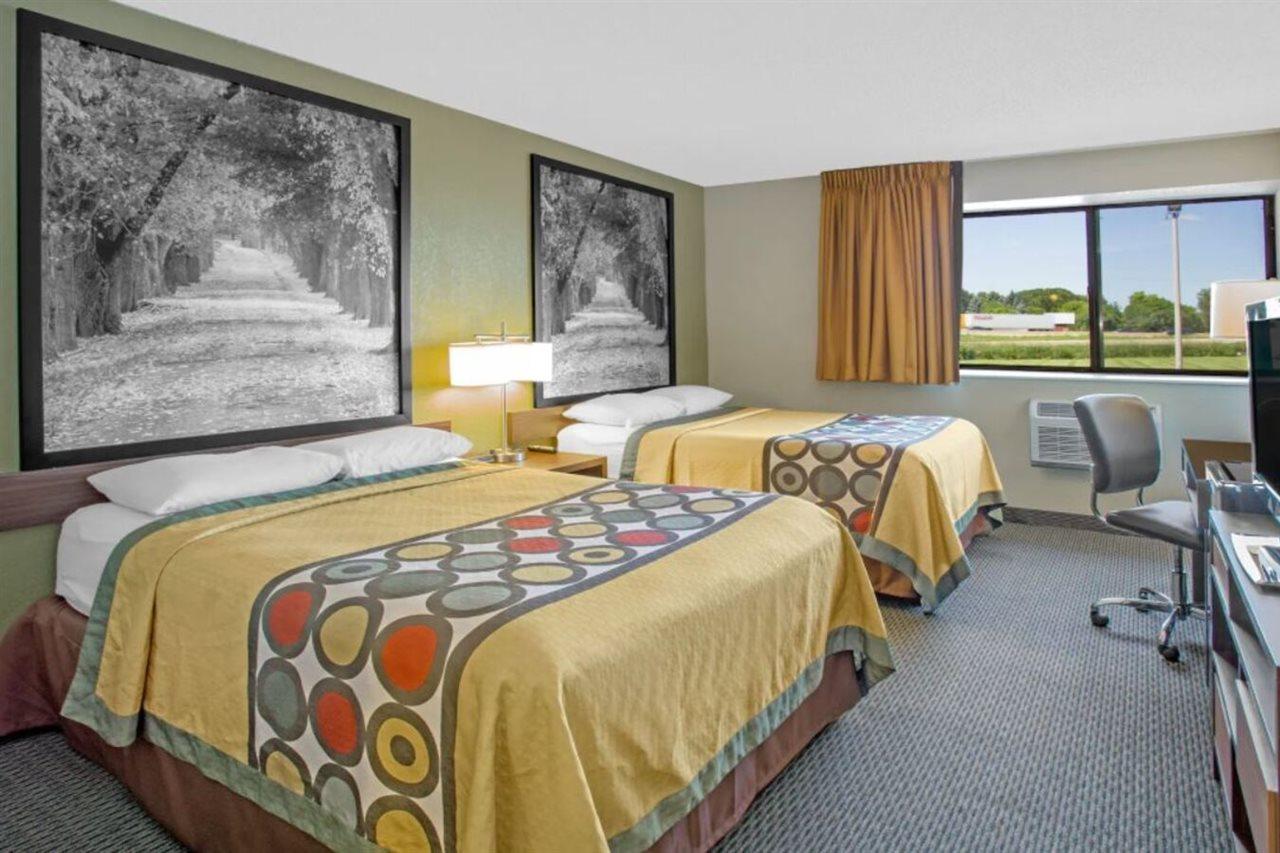 Hotel Super 8 By Wyndham Windsor/Madison North Exteriér fotografie