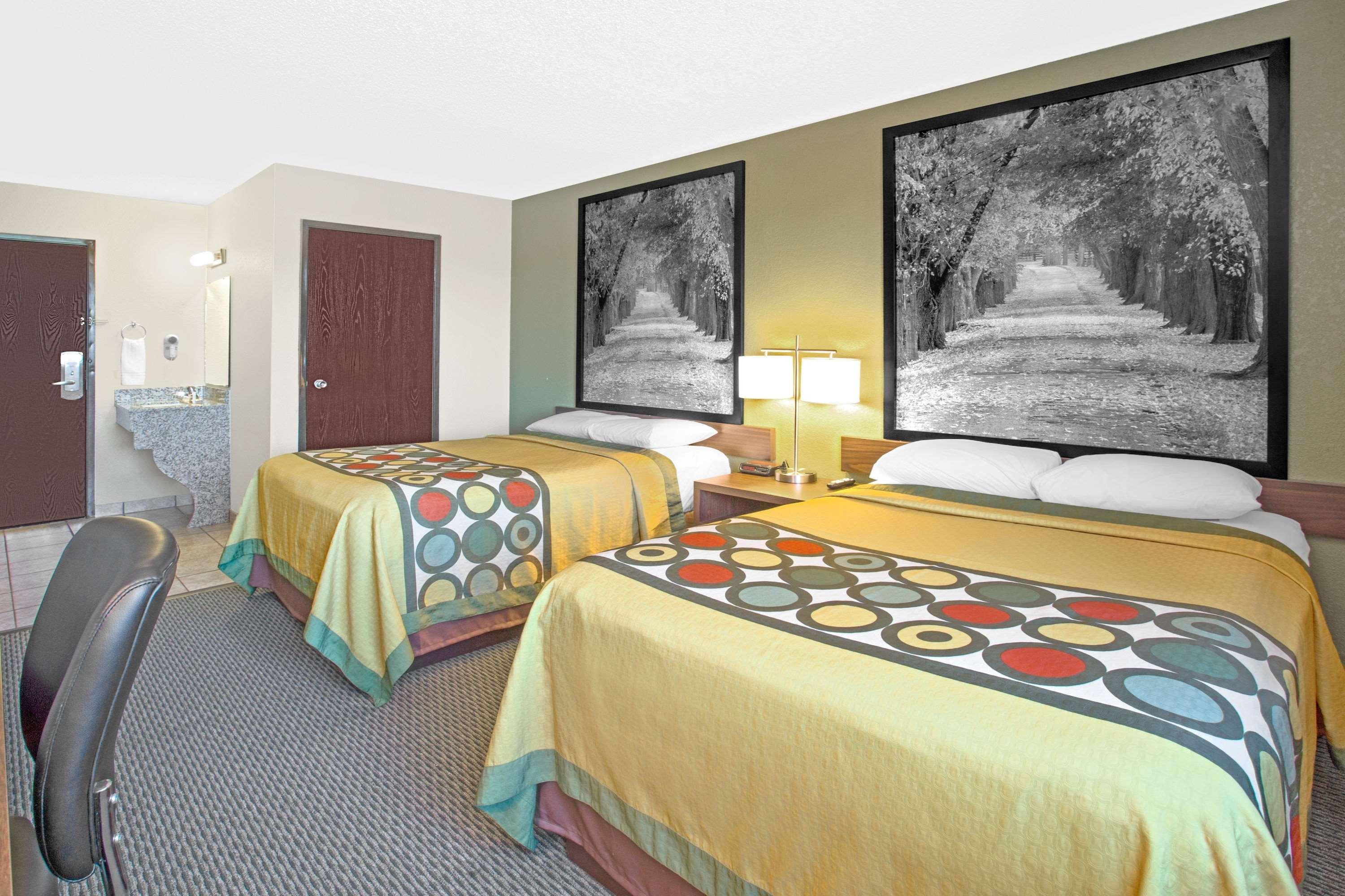 Hotel Super 8 By Wyndham Windsor/Madison North Exteriér fotografie